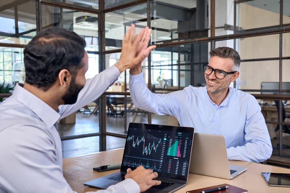 Investice do akcií: jak fungují a komu se vyplatí